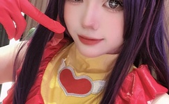 小女孩把棒棒糖放在的视频